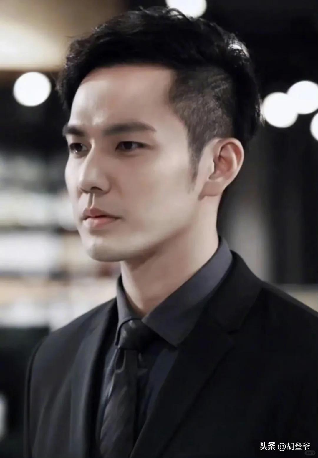 現身鄉下農村!51歲男神被拍「蹲路邊擺攤賣菜」 一抬頭「白髮垮臉遮不住」網傻:像個小老頭