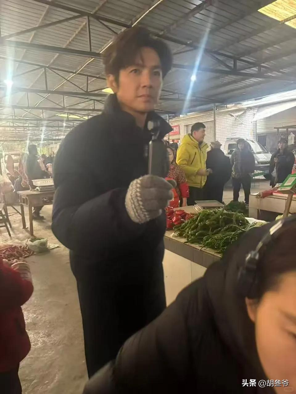 現身鄉下農村!51歲男神被拍「蹲路邊擺攤賣菜」 一抬頭「白髮垮臉遮不住」網傻:像個小老頭