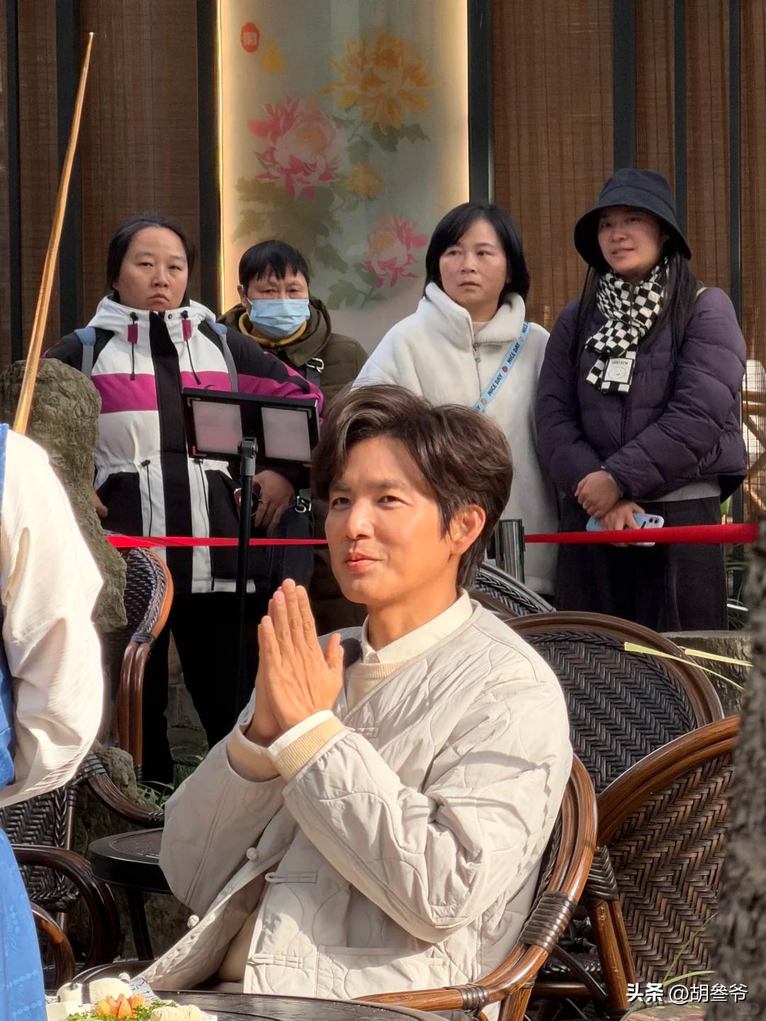 現身鄉下農村!51歲男神被拍「蹲路邊擺攤賣菜」 一抬頭「白髮垮臉遮不住」網傻:像個小老頭