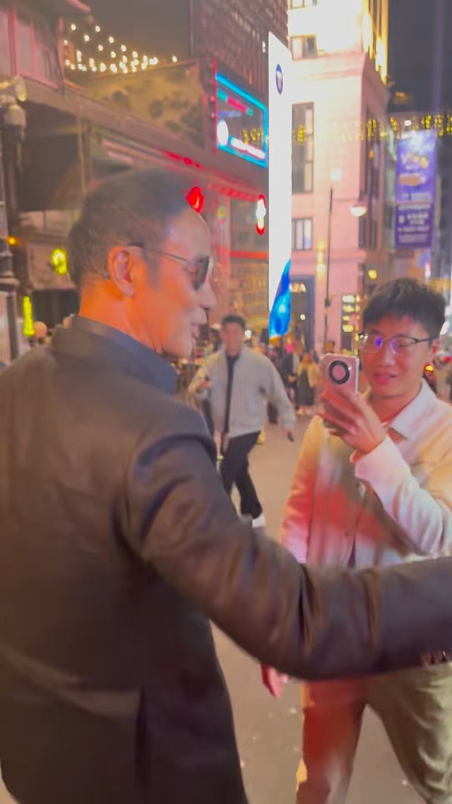 粉絲尖叫暴動!70歲大咖影帝「零偽裝逛街」 精壯身材超猛「脫下眼鏡五官太扯了」