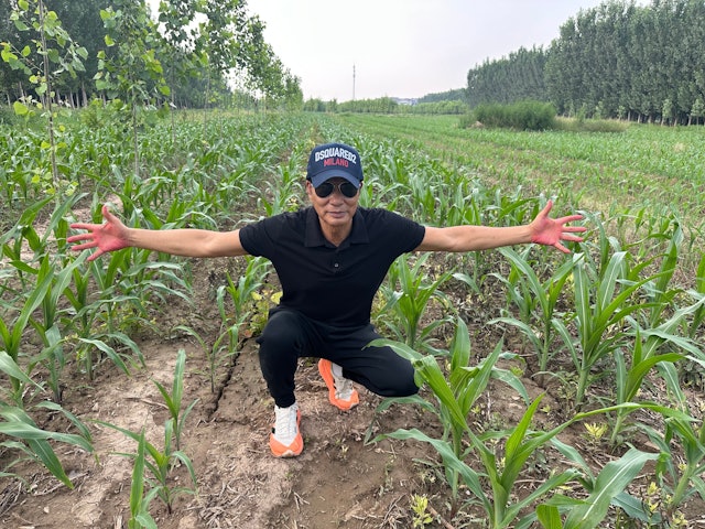 粉絲尖叫暴動!70歲大咖影帝「零偽裝逛街」 精壯身材超猛「脫下眼鏡五官太扯了」