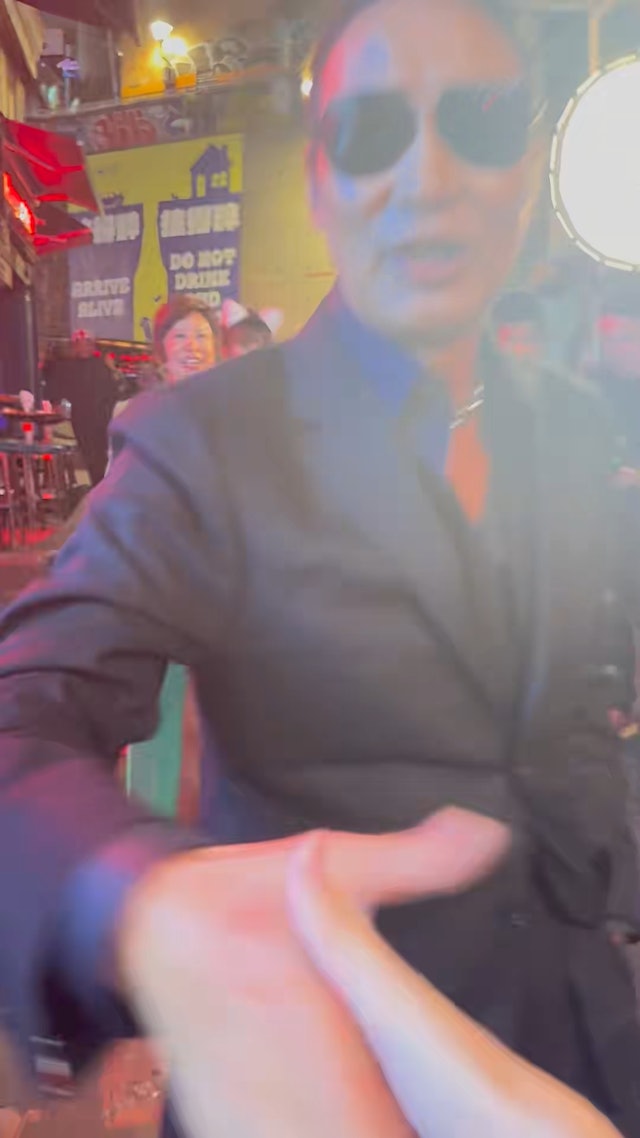 粉絲尖叫暴動!70歲大咖影帝「零偽裝逛街」 精壯身材超猛「脫下眼鏡五官太扯了」