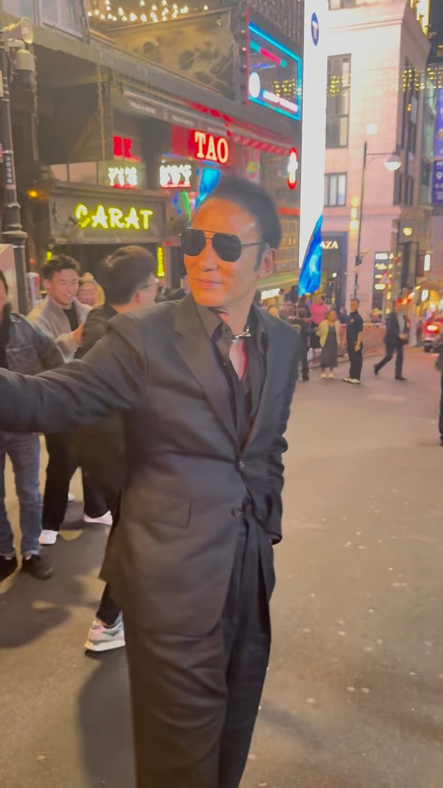 粉絲尖叫暴動!70歲大咖影帝「零偽裝逛街」 精壯身材超猛「脫下眼鏡五官太扯了」