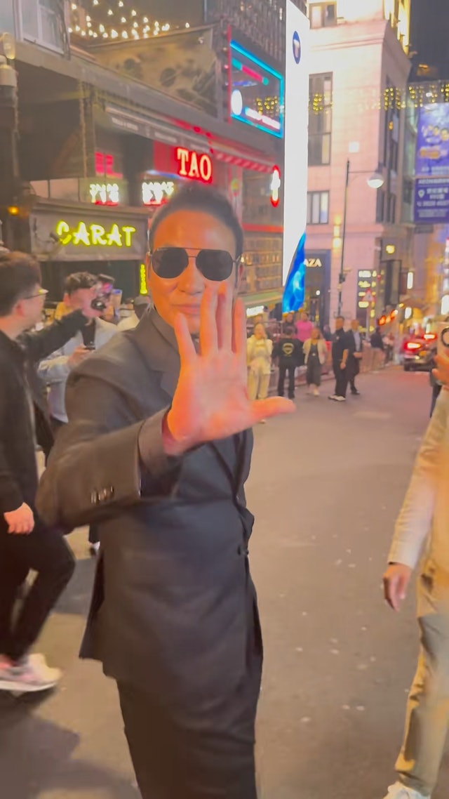 粉絲尖叫暴動!70歲大咖影帝「零偽裝逛街」 精壯身材超猛「脫下眼鏡五官太扯了」