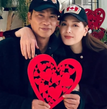 粉絲尖叫暴動!70歲大咖影帝「零偽裝逛街」 精壯身材超猛「脫下眼鏡五官太扯了」