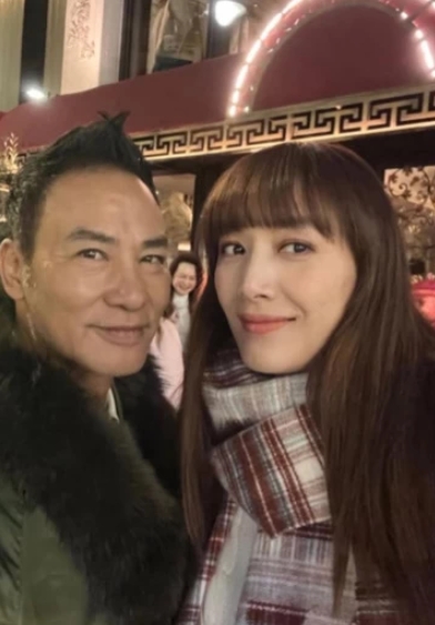 粉絲尖叫暴動!70歲大咖影帝「零偽裝逛街」 精壯身材超猛「脫下眼鏡五官太扯了」