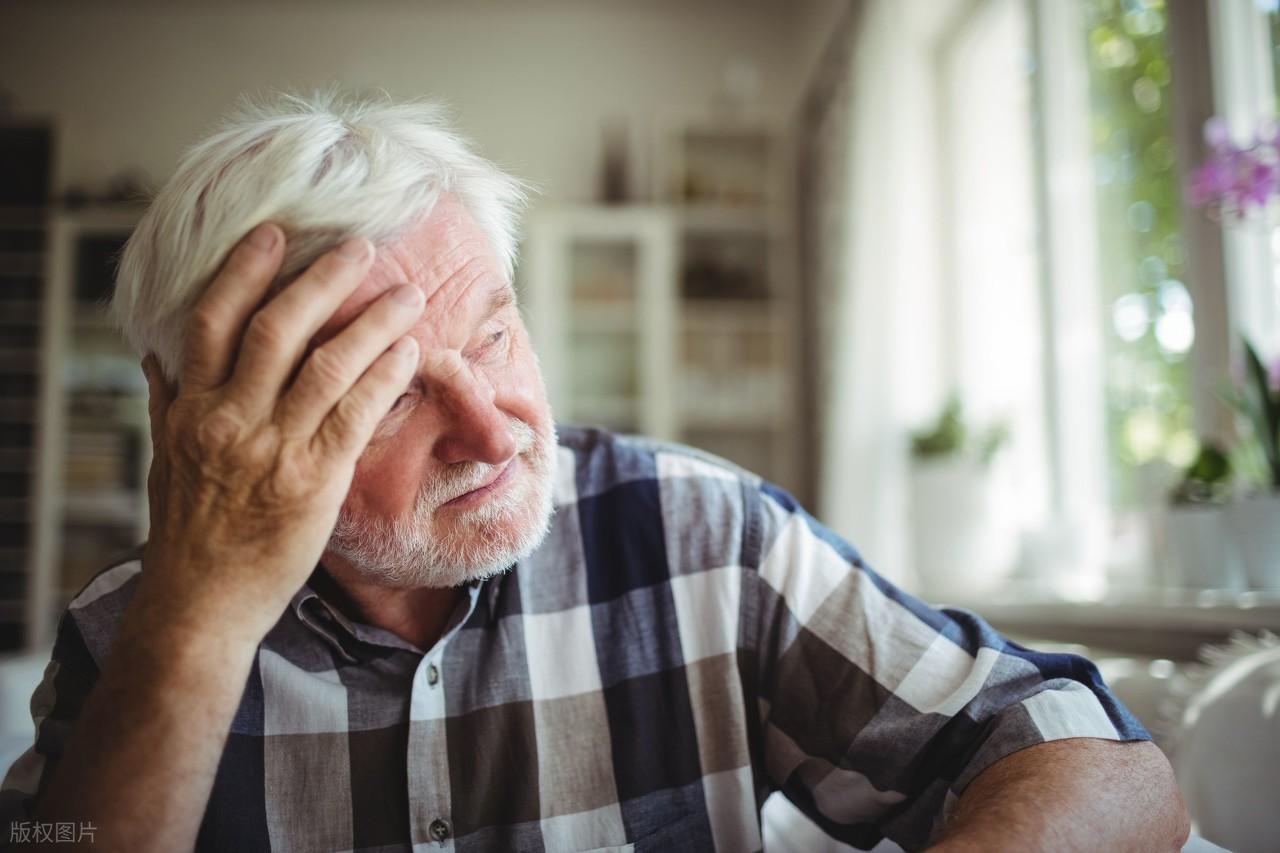 研究上萬痴呆患者!發現「有老年痴呆的老人」都有2個共同點