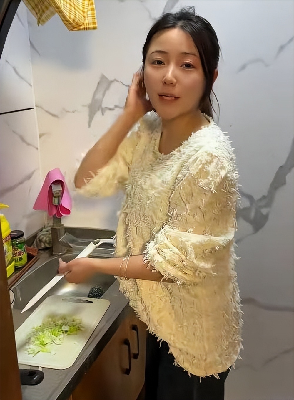 離婚後流落在外!男子不捨「接29歲前表嫂同居」 本是好事一樁「直到女方正臉曝光」網全暴動了...