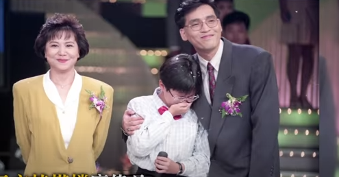 消失演藝圈20年!《五燈獎》帥氣名主持「當紅時搬離台灣」 「為照顧媽媽回台灣」67歲近況曝光