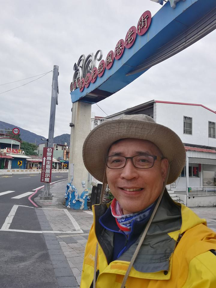 消失演藝圈20年!《五燈獎》帥氣名主持「當紅時搬離台灣」 「為照顧媽媽回台灣」67歲近況曝光