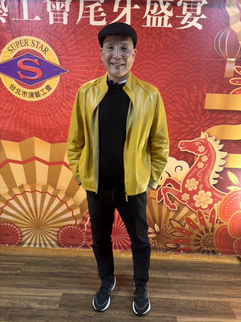 消失演藝圈20年!《五燈獎》帥氣名主持「當紅時搬離台灣」 「為照顧媽媽回台灣」67歲近況曝光