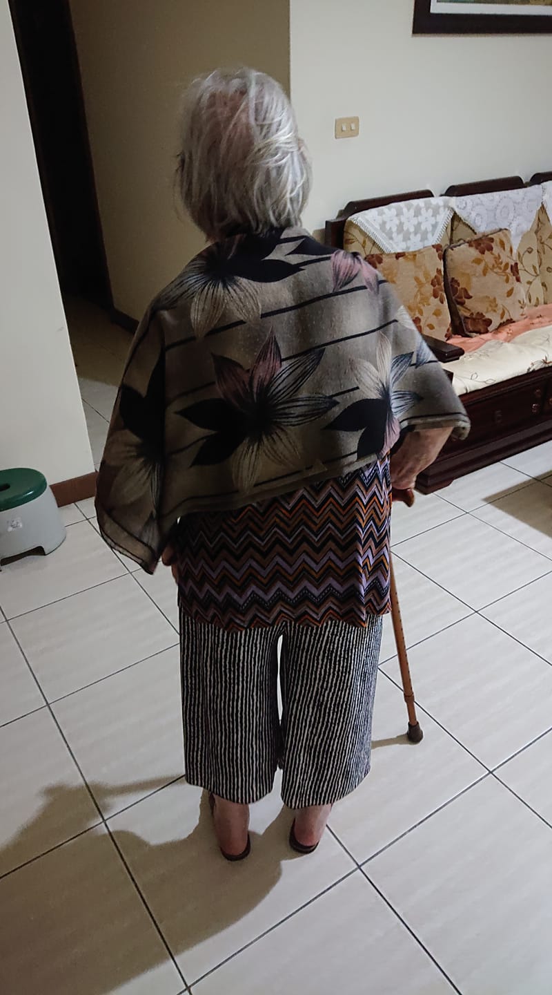 消失演藝圈20年!《五燈獎》帥氣名主持「當紅時搬離台灣」 「為照顧媽媽回台灣」67歲近況曝光