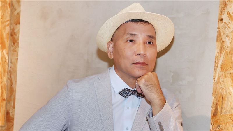 消失演藝圈20年!《五燈獎》帥氣名主持「當紅時搬離台灣」 「為照顧媽媽回台灣」67歲近況曝光