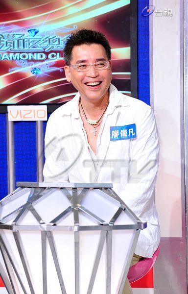 消失演藝圈20年!《五燈獎》帥氣名主持「當紅時搬離台灣」 「為照顧媽媽回台灣」67歲近況曝光