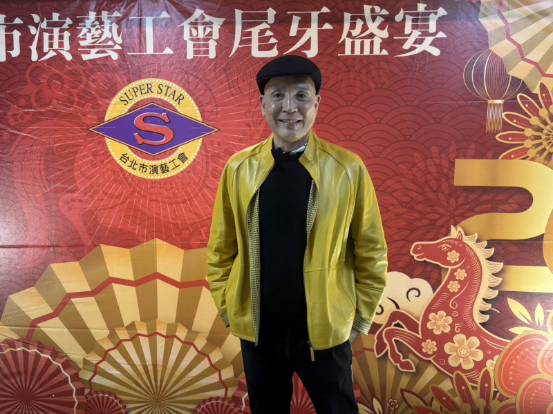 消失演藝圈20年!《五燈獎》帥氣名主持「當紅時搬離台灣」 「為照顧媽媽回台灣」67歲近況曝光