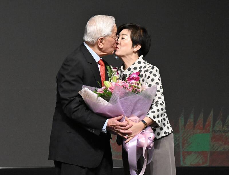 黃仁勳、張忠謀「2大巨頭會面」! 94歲張忠謀「罕見坐輪椅現身」他親曝真實狀態