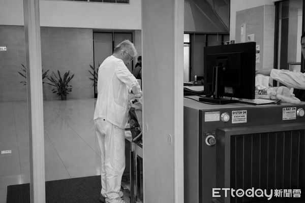 曾交往嫩模!63歲台灣醫界權威「驚傳過世」 生前遭提告「孤獨走進地檢署」成最後身影