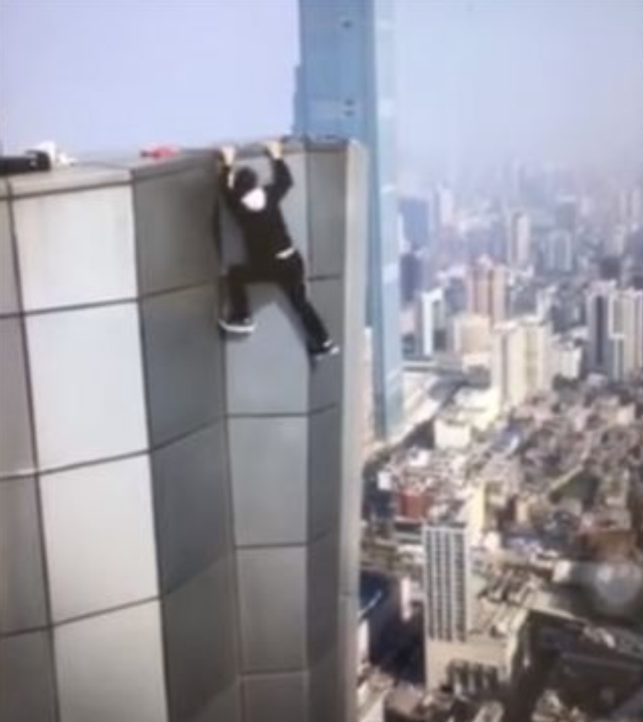 徒手爬101惹議！知名大咖「挑戰爬62樓」畫面曝光　剛做完3動作「下秒墜樓身亡」