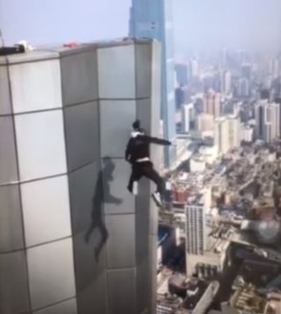 徒手爬101惹議！知名大咖「挑戰爬62樓」畫面曝光　剛做完3動作「下秒墜樓身亡」