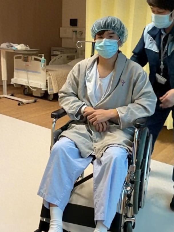 遭正宮怒控出軌!資深男星「良好形象一夕全毀」 突傳入院「癱軟坐輪椅」病況曝光