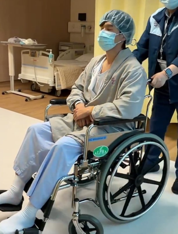 遭正宮怒控出軌!資深男星「良好形象一夕全毀」 突傳入院「癱軟坐輪椅」病況曝光