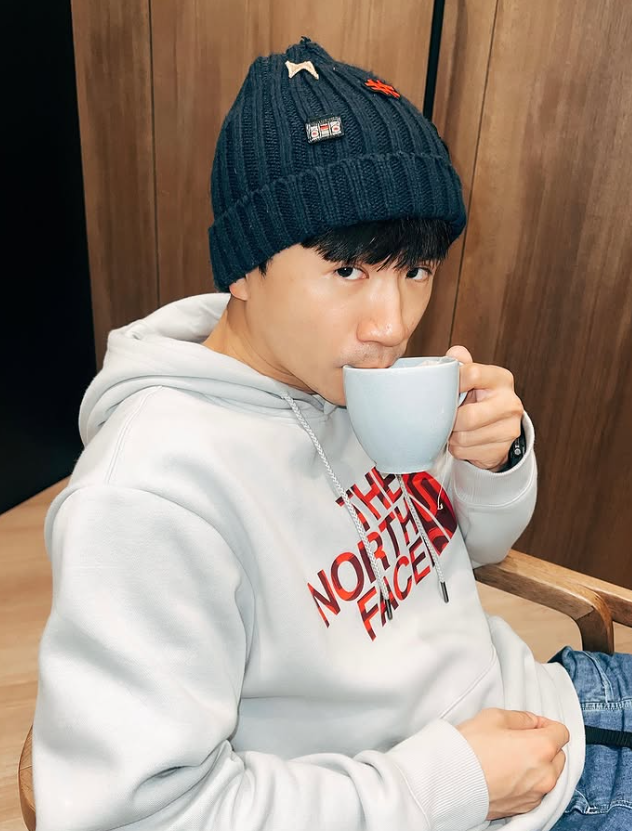 遭正宮怒控出軌!資深男星「良好形象一夕全毀」 突傳入院「癱軟坐輪椅」病況曝光