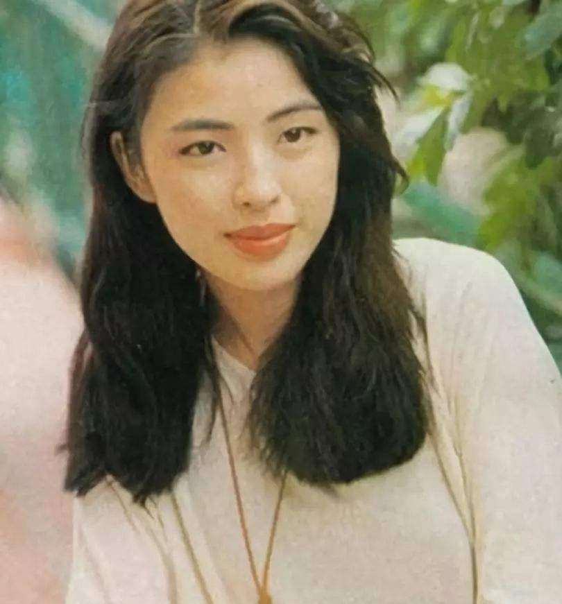 愛上大22歲已婚天王!最強狐狸精「靠生兒逼走原配」入主豪門 30年後「近況讓人直搖頭」:太不堪了...