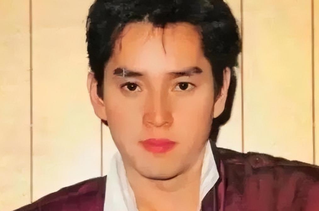 愛上大22歲已婚天王!最強狐狸精「靠生兒逼走原配」入主豪門 30年後「近況讓人直搖頭」:太不堪了...