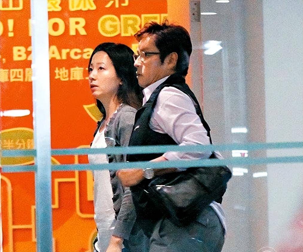 愛上大22歲已婚天王!最強狐狸精「靠生兒逼走原配」入主豪門 30年後「近況讓人直搖頭」:太不堪了...