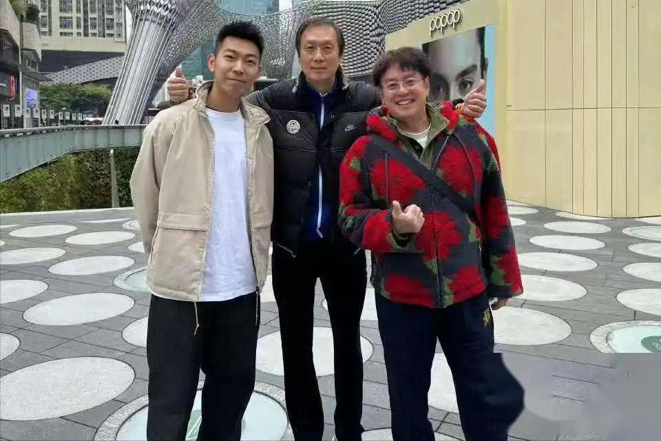 愛上大22歲已婚天王!最強狐狸精「靠生兒逼走原配」入主豪門 30年後「近況讓人直搖頭」:太不堪了...