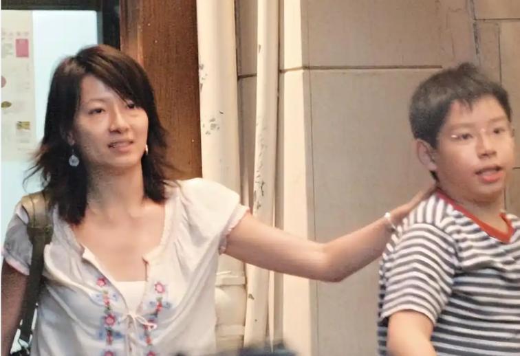 愛上大22歲已婚天王!最強狐狸精「靠生兒逼走原配」入主豪門 30年後「近況讓人直搖頭」:太不堪了...