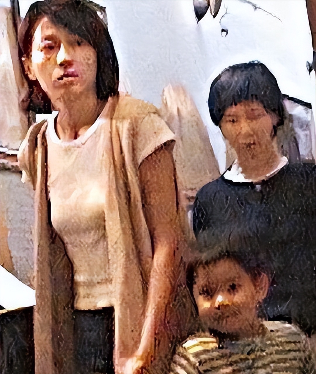 愛上大22歲已婚天王!最強狐狸精「靠生兒逼走原配」入主豪門 30年後「近況讓人直搖頭」:太不堪了...