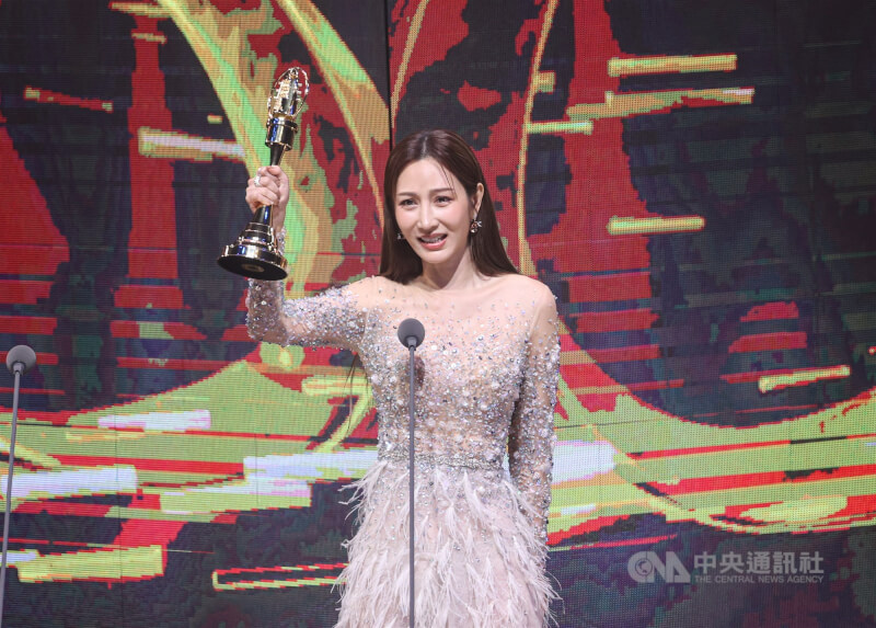 才剛抽到LULU捧花!43歲曾莞婷曬「男子背後親密環抱」 背後「小9歲超帥鮮肉曝光」認:學壞了