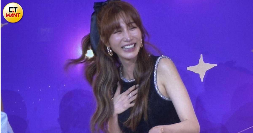 才剛抽到LULU捧花!43歲曾莞婷曬「男子背後親密環抱」 背後「小9歲超帥鮮肉曝光」認:學壞了