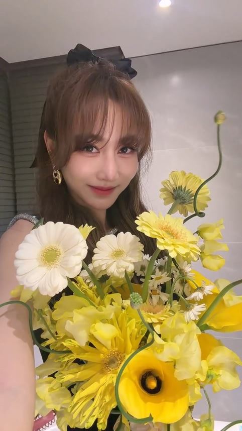 才剛抽到LULU捧花!43歲曾莞婷曬「男子背後親密環抱」 背後「小9歲超帥鮮肉曝光」認:學壞了