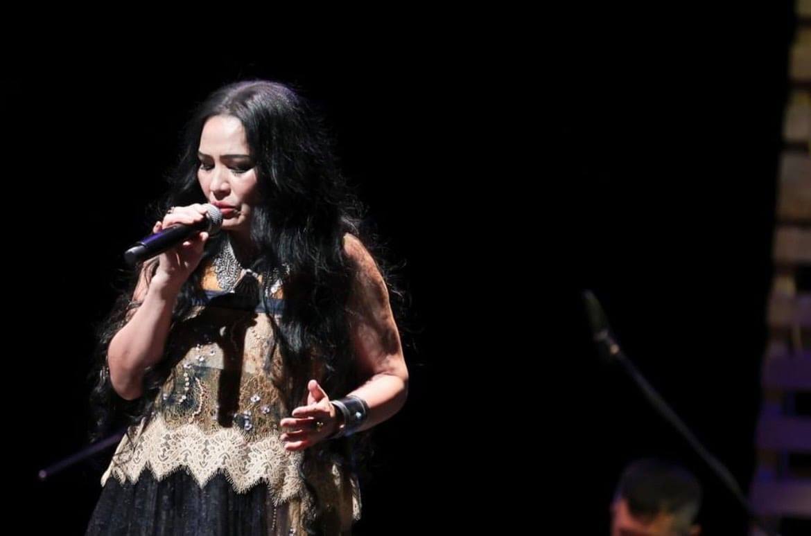 女兒離家不孤單!68歲歌后「笑談獨居生活」領養2毛孩作伴 愜意不放縱「曬23腰傲人身材」內外皆美