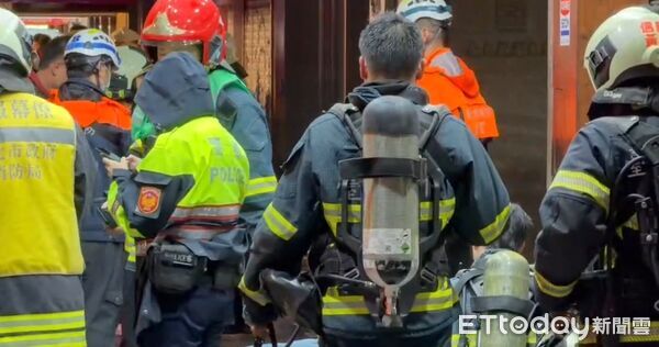 快訊/緊急出動16輛消防車!北市深夜大火「情侶困浴室雙亡」 單親媽逃不出「兒子外出躲過一劫」