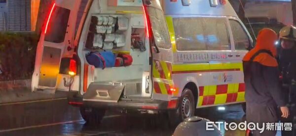 快訊/緊急出動16輛消防車!北市深夜大火「情侶困浴室雙亡」 單親媽逃不出「兒子外出躲過一劫」