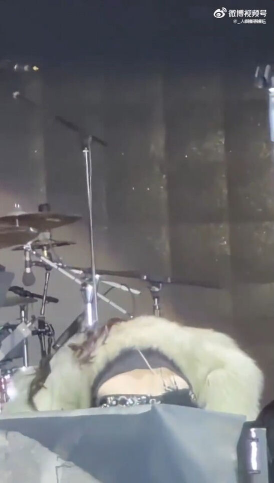 快訊／表演到一半！大咖女星「突癱軟暈倒」緊急送醫