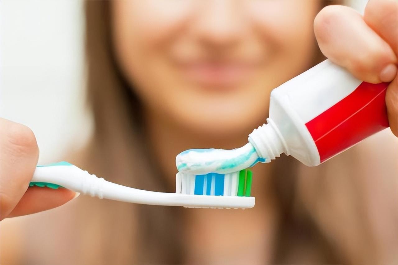 21年零蛀牙！牙醫顛覆觀念「刷完牙漱口是錯的」　揭秘「一關鍵動作」強化保護效果