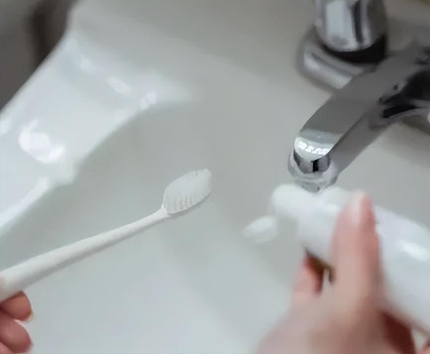 21年零蛀牙！牙醫顛覆觀念「刷完牙漱口是錯的」　揭秘「一關鍵動作」強化保護效果