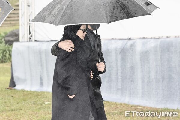 快訊／大S紀念雕像落成！F4「周渝民、言承旭來了」　網驚「他堅持推輪椅現身」追思送別