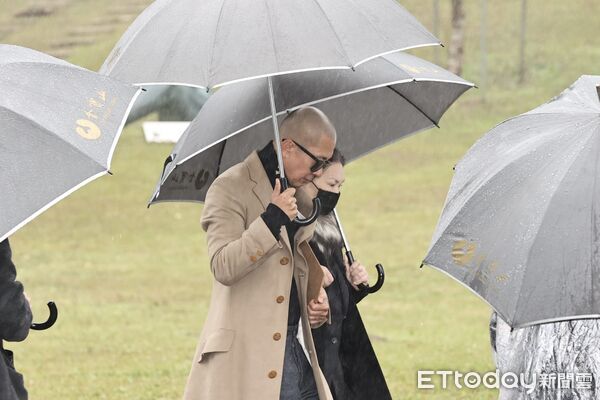 快訊／大S紀念雕像落成！F4「周渝民、言承旭來了」　網驚「他堅持推輪椅現身」追思送別