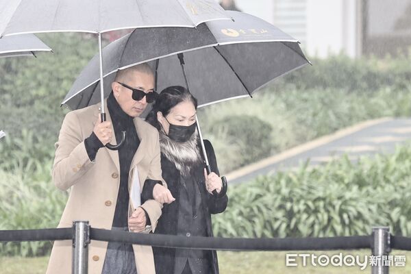 快訊／大S紀念雕像落成！F4「周渝民、言承旭來了」　網驚「他堅持推輪椅現身」追思送別