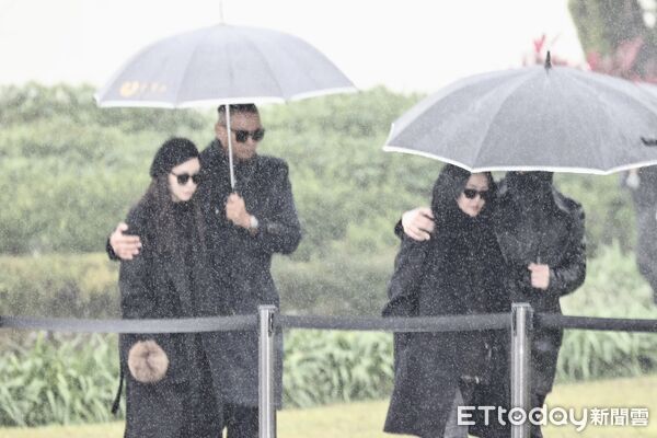 快訊／大S雕像正式揭幕亮相！具俊曄親自設計「少女感滿滿」　S媽「痛哭擁抱雕像」場面催淚