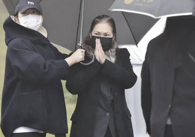 快訊／大S雕像正式揭幕亮相！具俊曄親自設計「少女感滿滿」　S媽「痛哭擁抱雕像」場面催淚