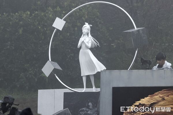 快訊／大S雕像正式揭幕亮相！具俊曄親自設計「少女感滿滿」　S媽「痛哭擁抱雕像」場面催淚