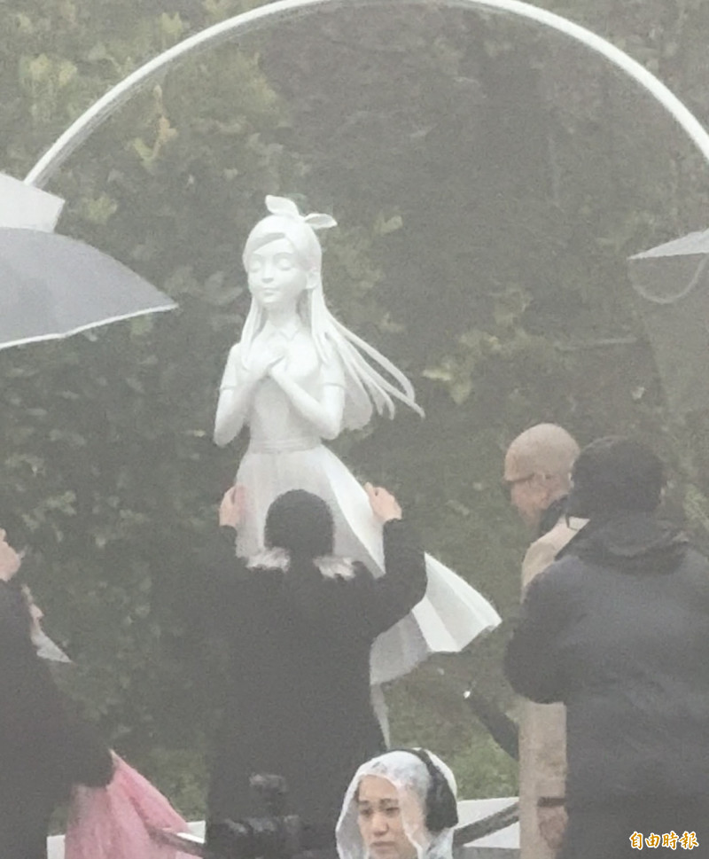 快訊／大S雕像正式揭幕亮相！具俊曄親自設計「少女感滿滿」　S媽「痛哭擁抱雕像」場面催淚