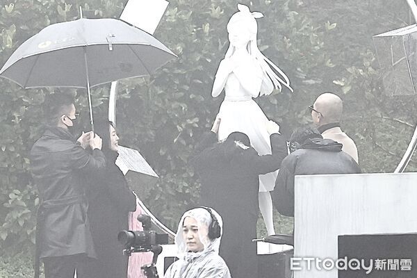 快訊／大S雕像正式揭幕亮相！具俊曄親自設計「少女感滿滿」　S媽「痛哭擁抱雕像」場面催淚