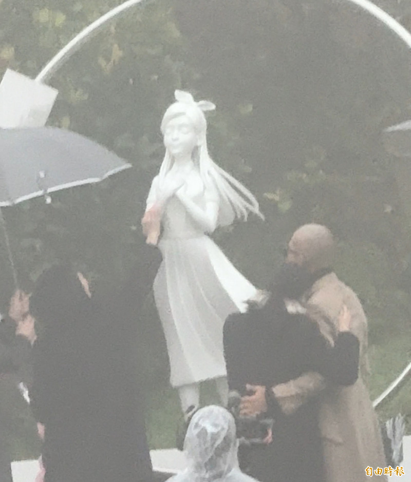 快訊／大S雕像正式揭幕亮相！具俊曄親自設計「少女感滿滿」　S媽「痛哭擁抱雕像」場面催淚